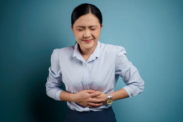 Asiática Mujer Estaba Enferma Con Dolor Estómago Cogida Las Manos —  Fotos de Stock