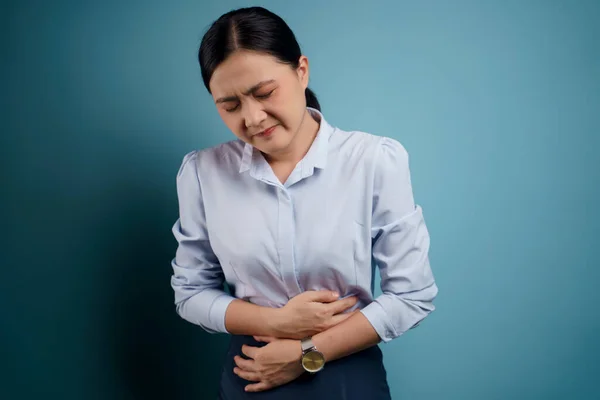 Asiática Mujer Estaba Enferma Con Dolor Estómago Cogida Las Manos — Foto de Stock