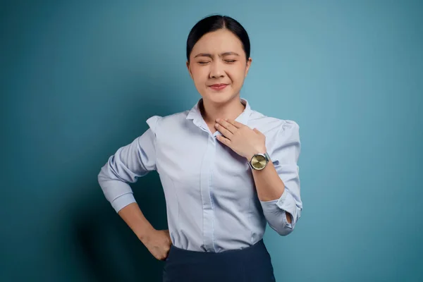 Mulher Asiática Estava Doente Com Febre Isolada Fundo Azul — Fotografia de Stock