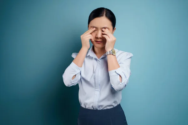 アジアの女性は目の痛みで病気だった 彼女の目をかゆみ刺激します 背景に隔離されました — ストック写真