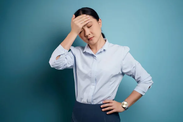 Asiatisk Kvinna Var Sjuk Med Huvudvärk Röra Huvudet Isolerad Blå — Stockfoto