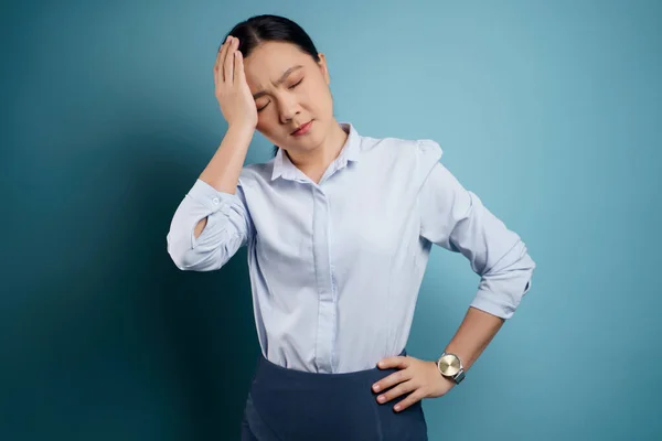 Asiática Mujer Estaba Enferma Con Dolor Cabeza Tocando Cabeza Aislado — Foto de Stock