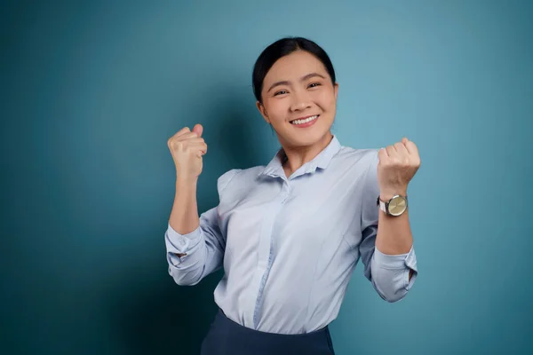 Asiático Mulher Feliz Confiante Mostrando Seu Punho Fazer Gesto Vencedor — Fotografia de Stock