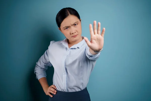 Mavi Arka Planda Tek Başına Duran Asyalı Kadın Dur Işareti — Stok fotoğraf