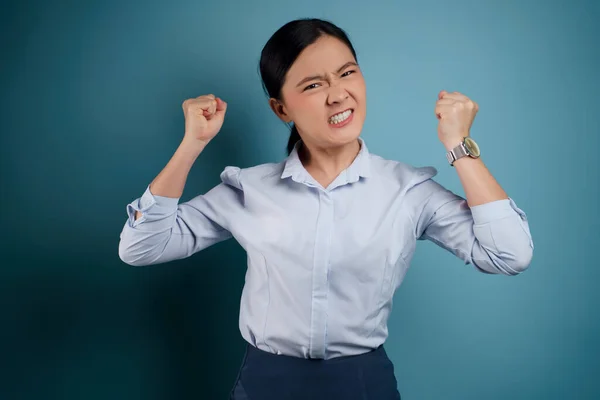 Asyalı Bir Kadın Mavi Arka Planda Yalnız Kızgın — Stok fotoğraf