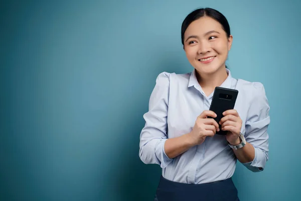 Asiático Mulher Feliz Digitando Mensagem Com Telefone Inteligente Isolado Fundo — Fotografia de Stock