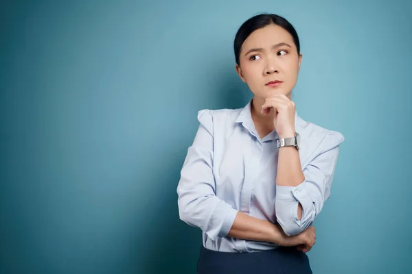 Mujer Asiática Confundida Con Espacio Copia Aislado Sobre Fondo —  Fotos de Stock