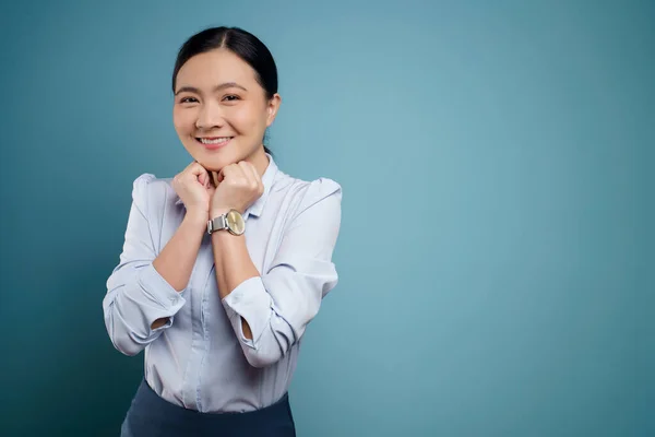 Mulher Asiática Feliz Surpreendido Com Espaço Cópia Isolado Fundo Azul — Fotografia de Stock