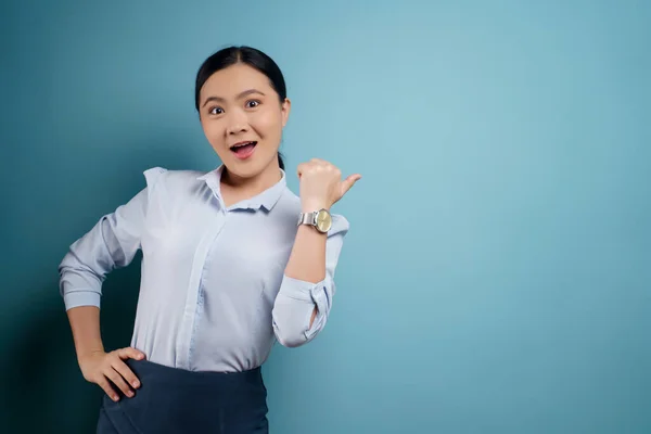 Asiatische Frau Glücklich Überrascht Stehend Mit Kopierraum Isoliert Auf Blauem — Stockfoto