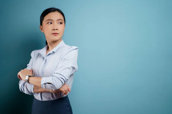 Asiatische Frau Glücklich Überrascht Stehend Mit Kopierraum Isoliert Auf Blauem — Stockfoto