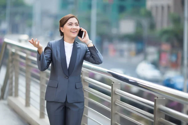 Frau Telefoniert Mit Dem Smartphone Und Fühlt Sich Glücklich — Stockfoto