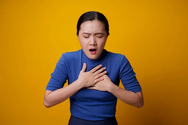 Mulher Asiática Estava Doente Com Dor Peito Isolado Fundo Amarelo — Fotografia de Stock
