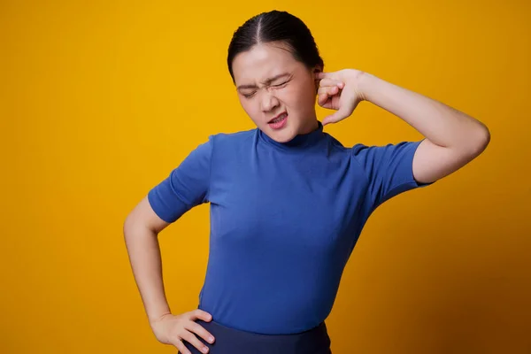 Asiatisk Kvinna Klåda Och Sätta Ett Finger Öronen Stående Isolerade — Stockfoto