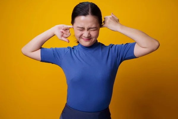 Asiatisk Kvinna Klåda Och Sätta Ett Finger Öronen Stående Isolerade — Stockfoto