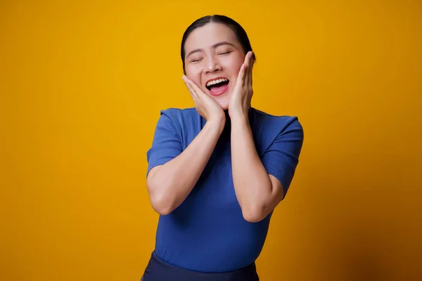 黄色の背景に隔離された歯の笑顔を示すアジアの女性 — ストック写真