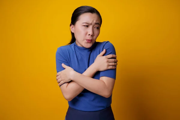 Asiatisk Kvinna Var Sjuk Med Feber Isolerad Gul Bakgrund — Stockfoto