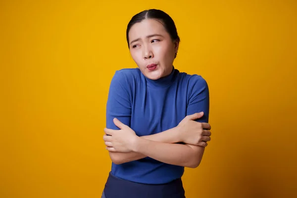 Femme Asiatique Était Malade Avec Fièvre Isolé Sur Fond Jaune — Photo