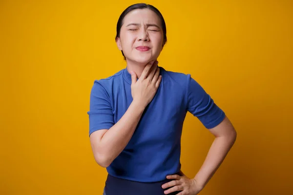 Mulher Asiática Estava Doente Com Febre Isolada Fundo Amarelo — Fotografia de Stock