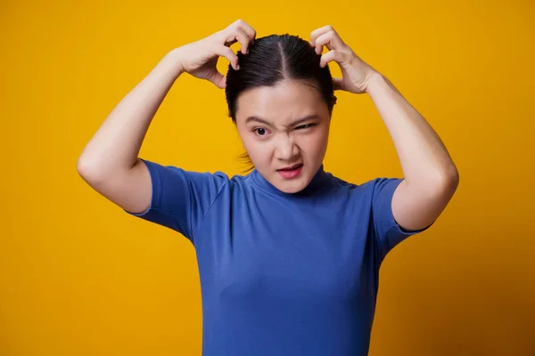 Asian Woman Bored Annoyed Scratching Her Head Isolated Yellow Background — Stock Photo, Image