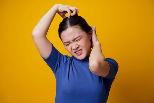 Asiatisk Kvinna Uttråkad Och Irriterad Skrapa Huvudet Isolerad Gul Bakgrund — Stockfoto