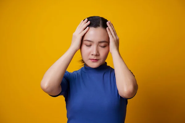 Asiatisk Kvinna Var Sjuk Med Huvudvärk Röra Huvudet Isolerad Gul — Stockfoto
