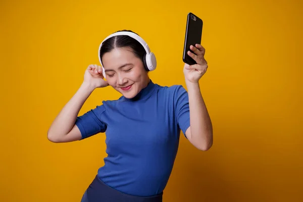 Wanita Asia Dengan Headphone Mendengarkan Musik Dari Ponsel Pintar Yang — Stok Foto
