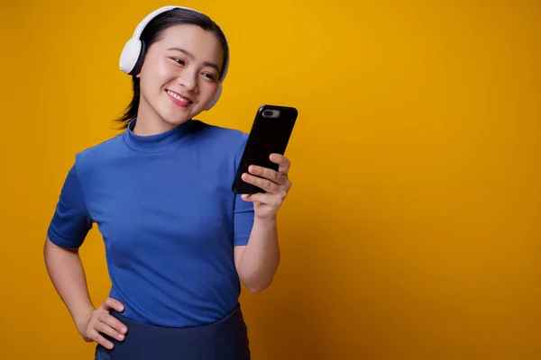 Wanita Asia Dengan Headphone Mendengarkan Musik Dari Ponsel Pintar Yang — Stok Foto