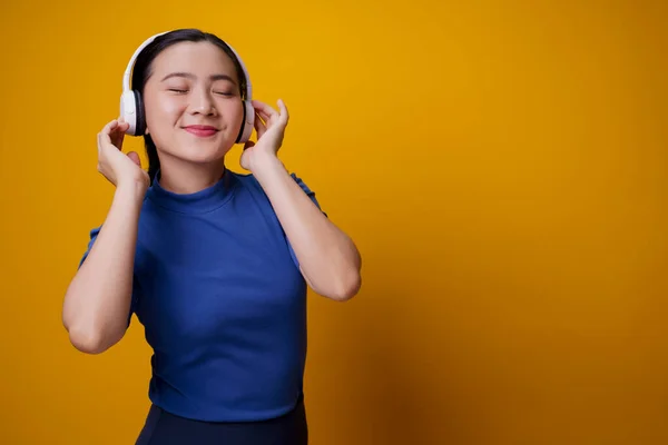 Wanita Asia Dengan Headphone Mendengarkan Musik Menari Terisolasi Latar Belakang — Stok Foto