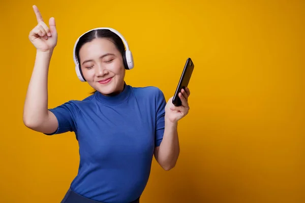 Wanita Asia Dengan Headphone Mendengarkan Musik Dari Ponsel Pintar Yang — Stok Foto