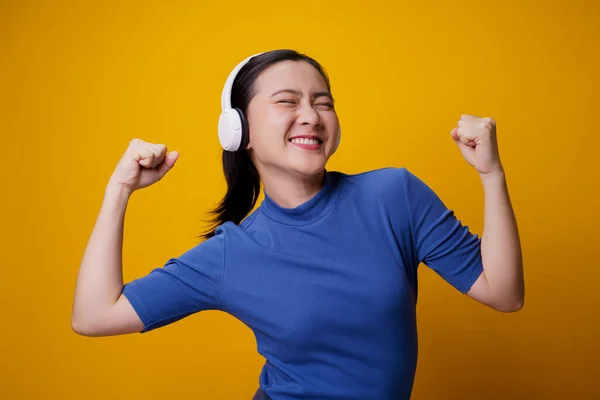 Wanita Asia Dengan Headphone Mendengarkan Musik Menari Terisolasi Latar Belakang — Stok Foto