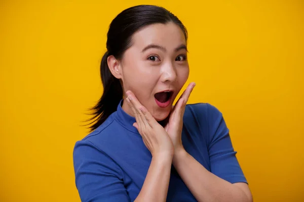 Mujer Asiática Feliz Sorprendida Pie Con Espacio Copia Aislado Sobre —  Fotos de Stock