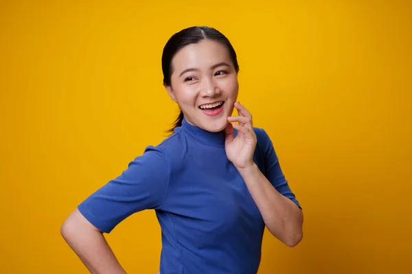 Feliz Asiático Mujer Mostrando Toothy Sonrisa Pie Aislado Sobre Amarillo —  Fotos de Stock