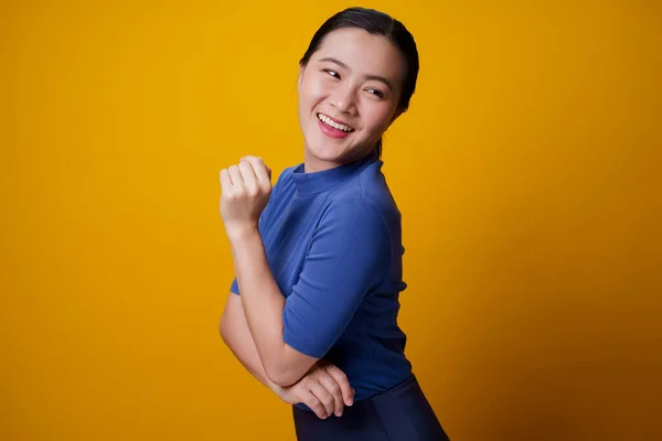Feliz Asiático Mujer Mostrando Toothy Sonrisa Pie Aislado Sobre Amarillo —  Fotos de Stock