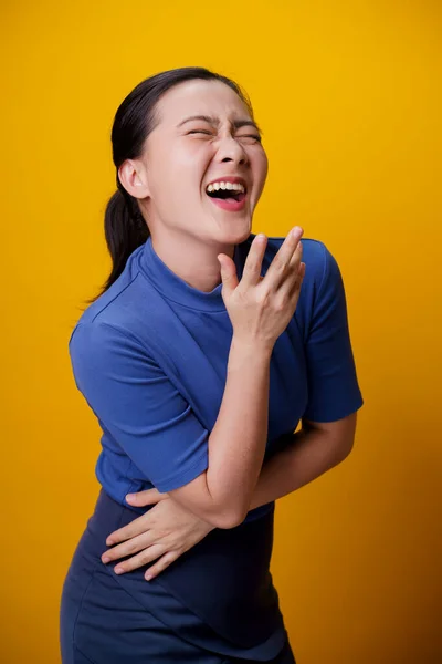 Mulher Asiática Feliz Mostrando Sorriso Dente Isolado Sobre Fundo Amarelo — Fotografia de Stock