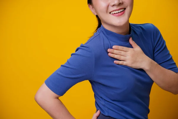 Счастливая Азиатка Зубастой Улыбкой Желтом Фоне — стоковое фото