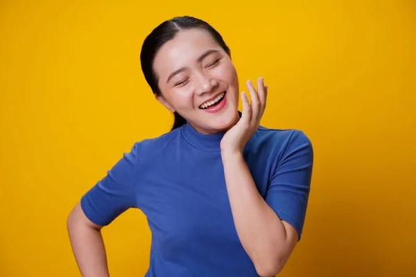 Glad Asiatisk Kvinna Visar Toothy Leende Stående Isolerade Över Gul — Stockfoto