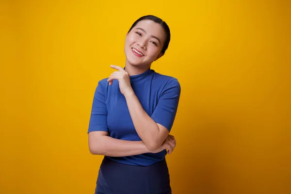 Glad Asiatisk Kvinna Visar Toothy Leende Stående Isolerade Över Gul — Stockfoto