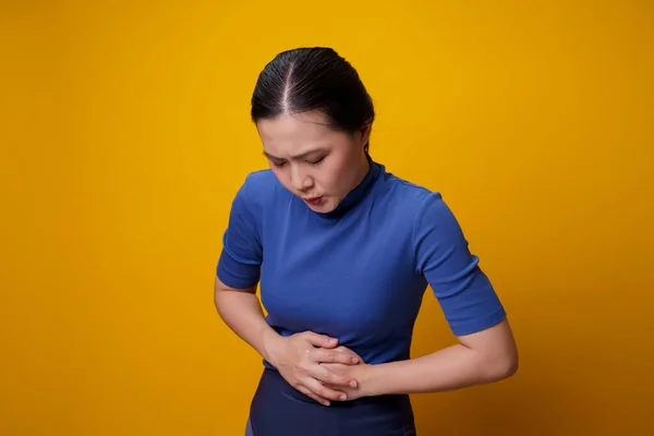 Asiática Mujer Estaba Enferma Con Dolor Estómago Cogida Las Manos — Foto de Stock