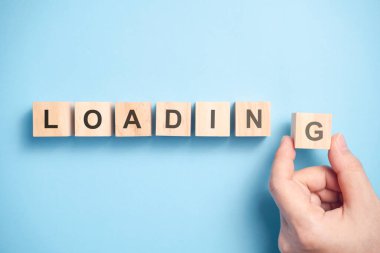 Mavi arkaplanda tahtadan bloklar yükleniyor.