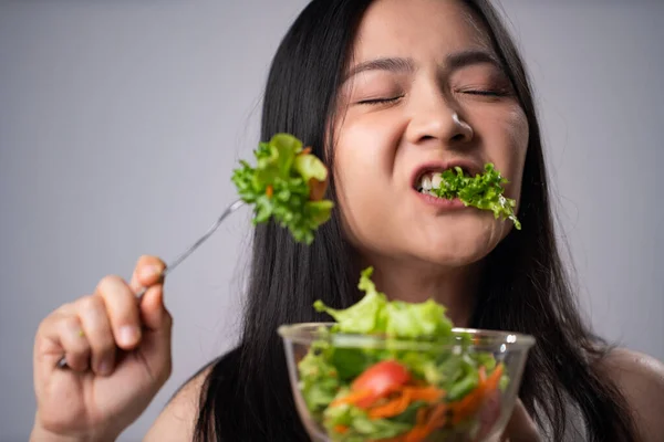 Első Benyomás Ázsiai Eszik Saláta Elszigetelt Fehér Háttér Egészséges Életmód — Stock Fotó