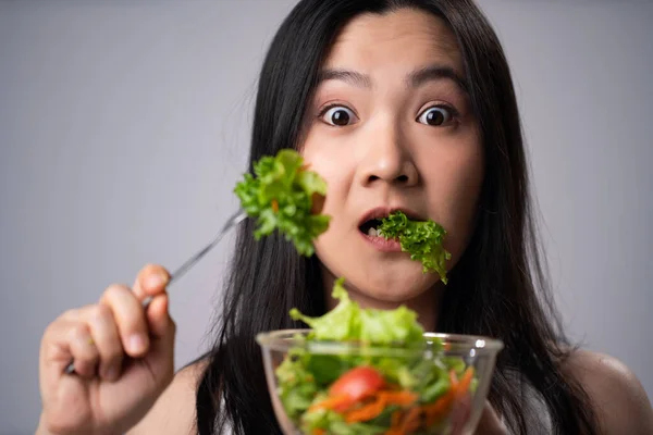 First Impression Asian Woman Eating Salad Isolated White Background Healthy — Stock Photo, Image