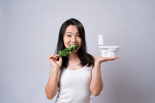 Mulher Asiática Feliz Com Folha Couve Segurando Modelo Banheiro Isolado — Fotografia de Stock