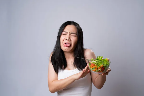 Mulher Asiática Tentando Comer Salada Para Dieta Isolada Sobre Fundo — Fotografia de Stock