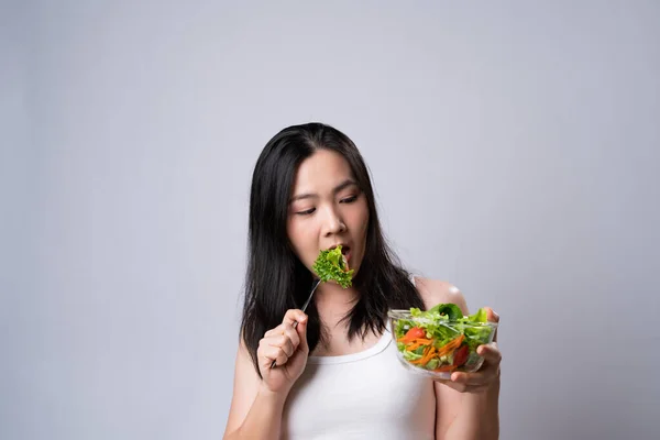 Asiatin Verwechselt Mit Salat Vor Weißem Hintergrund Gesunder Lebensstil Mit — Stockfoto