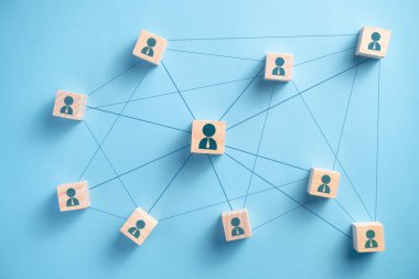 Ahşap blokta ikon takım çalışması yapan iş adamları var. Bağlantı ağı iş kavramları.