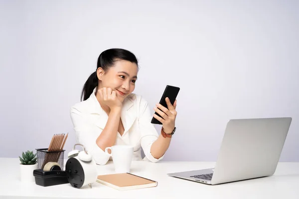 Asiatin Die Büro Arbeitet Nutzt Smartphone Zum Entspannen Geschäft Mit — Stockfoto