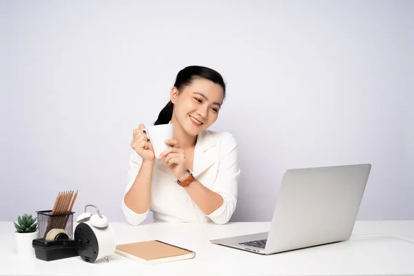 Glücklich Lächelnde Asiatinnen Legen Nach Der Arbeit Laptop Eine Pause — Stockfoto