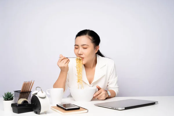 Asian Woman Eating Instant Noodles Work Overtime Office Businesswoman Happy — Stock Photo, Image