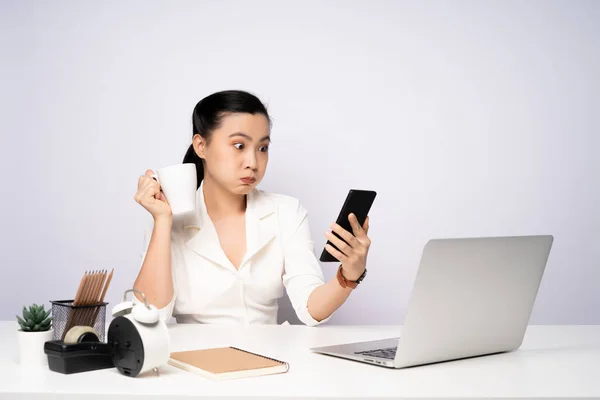 Femme Asiatique Prendre Une Pause Après Avoir Travaillé Utilisant Téléphone — Photo