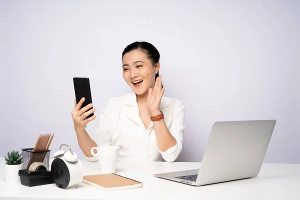 アジアの女性はリラックスのためにスマートフォンをオフィスで働いています テクノロジーの概念を持ったビジネス — ストック写真
